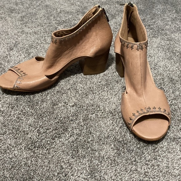 Vero Cuoio Sundance Women’s Leather Peep-Toe Block Heel Shoes Embroidered Sz 40 - Picture 2 of 9